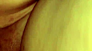 我们第一次业余色情视频，POV 湿润高潮自慰