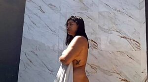 内射后，她在后院裸体淋浴给邻居看！😜