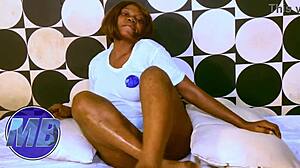 嘿，看这个性感黑人大奶美女涂油，光脚操到高潮