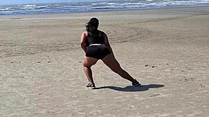 内射后，她在后院裸体淋浴给邻居看！😜