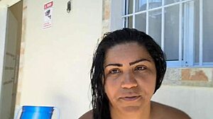 内射后，她在后院裸体淋浴给邻居看！😜