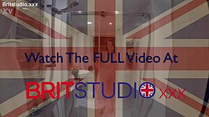 翘臀蓝眼睛美女第一次在淋浴中闪现，邻居偷窥湿漉漉的浴室动作