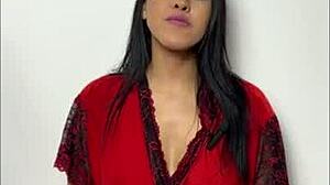 bia hot - se masturbando com brinquedo enorme