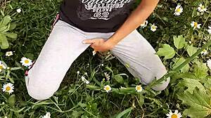 i spyed on my neibor masturbatin in the daisies and she cummed