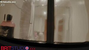 翘臀蓝眼睛美女第一次在淋浴中闪现，邻居偷窥湿漉漉的浴室动作