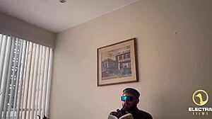 委内瑞拉金发女仆第一次被老男人操，儿子看着