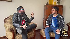 委内瑞拉金发女仆第一次被老男人操，儿子看着