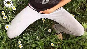 i spyed on my neibor masturbatin in the daisies and she cummed