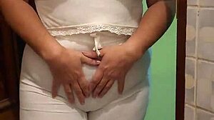 朋友妈妈抓到我拿着她的内裤，给我口交！