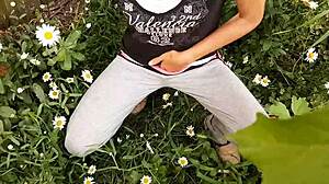 i spyed on my neibor masturbatin in the daisies and she cummed