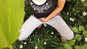 i spyed on my neibor masturbatin in the daisies and she cummed