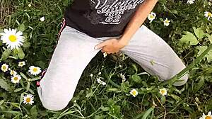 i spyed on my neibor masturbatin in the daisies and she cummed