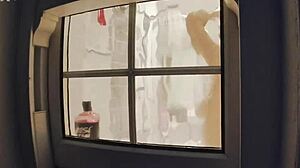 翘臀蓝眼睛美女第一次在淋浴中闪现，邻居偷窥湿漉漉的浴室动作