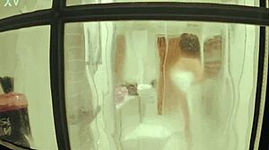 翘臀蓝眼睛美女第一次在淋浴中闪现，邻居偷窥湿漉漉的浴室动作