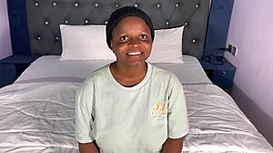 美丽黑人伊丽莎白在试镜中手指自慰