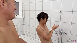 日本少女接受身体按摩后口交