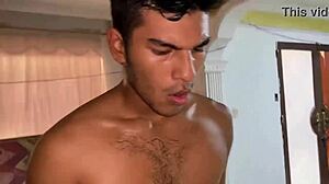 Le doy una buena mamada a mi hermanastro y me folla con su polla grande