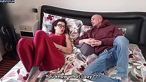 大自然奶MILF在争吵后弯腰射精