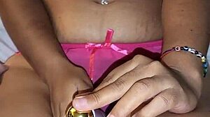 看这个拉丁MILF屁股上射精