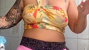 Exhibitionist Flashing Swollen Pussy On Live Stream