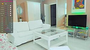 美女荡妇在摄像头前炫耀大奶并手指阴户