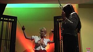 迷人金发女郎在BDSM地牢被绑，旁边夫妻操