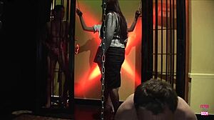 迷人金发女郎在BDSM地牢被绑，旁边夫妻操