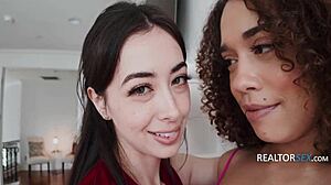 房产经纪：我的大奶子超适合交换三人行，对吧？