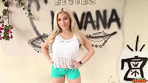 Angelina Castro用假阳具操顺从Cristi Ann