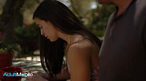 娇小Abbie Maley和Pierce Paris在户外操，呻吟和吸吮 😍