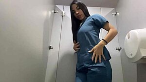 变态护士在浴室自慰喷水与拉丁病人