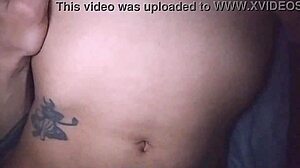 Meu marido chupa minha buceta e brinca com meus peitos.