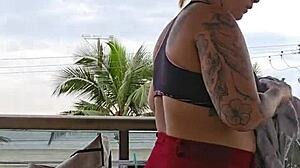 Mostrando Os Fundos Na Sacada