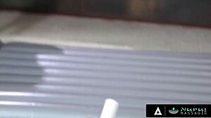 Kira Noir和Jade Kush在Nuru按摩三人行