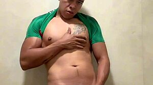 Futbolista mexicano masturbates in gym bathroom