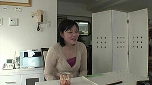 亚洲主妇熟女享受家庭色情群交三人行