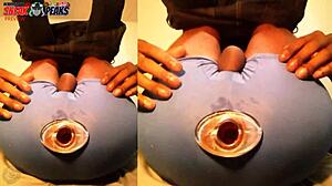 黑人大鸡巴，但以前监狱里被操，现在巨大空心肛塞让他的屁眼为你这个屁股猴子保持宽敞 😏