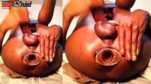 黑人大鸡巴，但以前监狱里被操，现在巨大空心肛塞让他的屁眼为你这个屁股猴子保持宽敞 😏