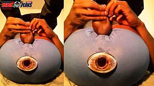 黑人大鸡巴，但以前监狱里被操，现在巨大空心肛塞让他的屁眼为你这个屁股猴子保持宽敞 😏