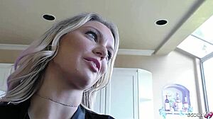 缺席期间穿渔网袜的性感妻子