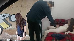 老男人看到年轻美女在桥下捡垃圾，出钱无套操她！