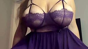 我喜欢在床上触摸我大的天然奶子，它们感觉如此多汁