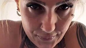 健身房锻炼让阴部湿润滴水。