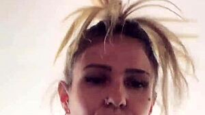 健身房锻炼让阴部湿润滴水。