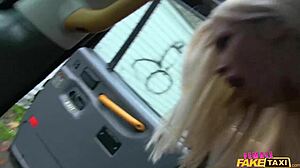 退休色情明星Rebecca More在假出租車裡和海軍驚喜硬核做愛