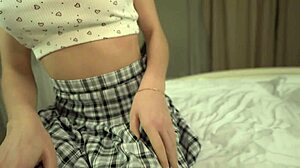 你会帮我做作业，对吧？然后我把鸡巴插进她里面