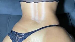 brincando com o cuzinho da novinha queimei a largada