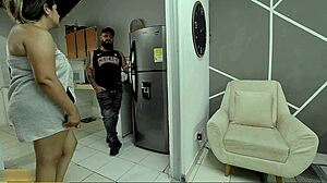 mujer madura no tiene como pagar la reparacion de su nevera y le propone al tecnico follar y sacarle la leche como forma de pago - porno en español