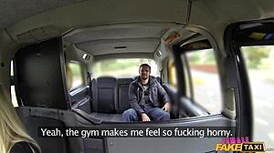 退休色情明星Rebecca More在假出租車裡和海軍驚喜硬核做愛