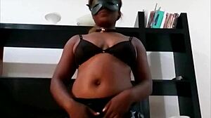 性感哥伦比亚女士穿迷你裙